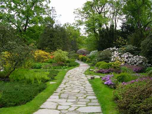 Garten mit Natursteinweg
